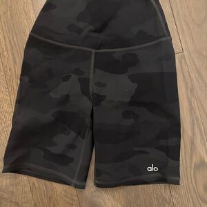 ALO Yoga Women's Black Camo Shorts